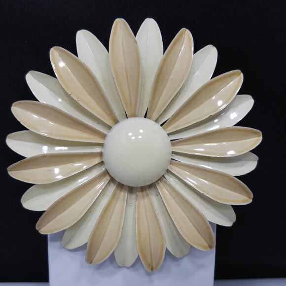 1960s Beige Enamel Flower Brooch White Metal Large Daisy Retro Mod Vintage - Picture 8 of 10